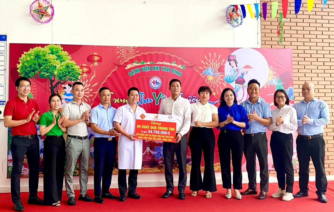 Ông Nguyễn Như Kiên (đứng giữa bên phải) đại diện Hội doanh nghiệp trẻ tỉnh Thái Bình tặng quà