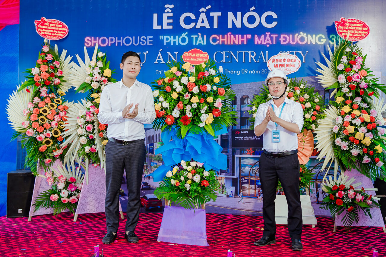 Ông Nguyễn Như Kiên (ảnh bên trái) Tổng GĐ công ty CP Lam Sơn Invest - nhà thầu thi công lên tặng hoa chúc mừng