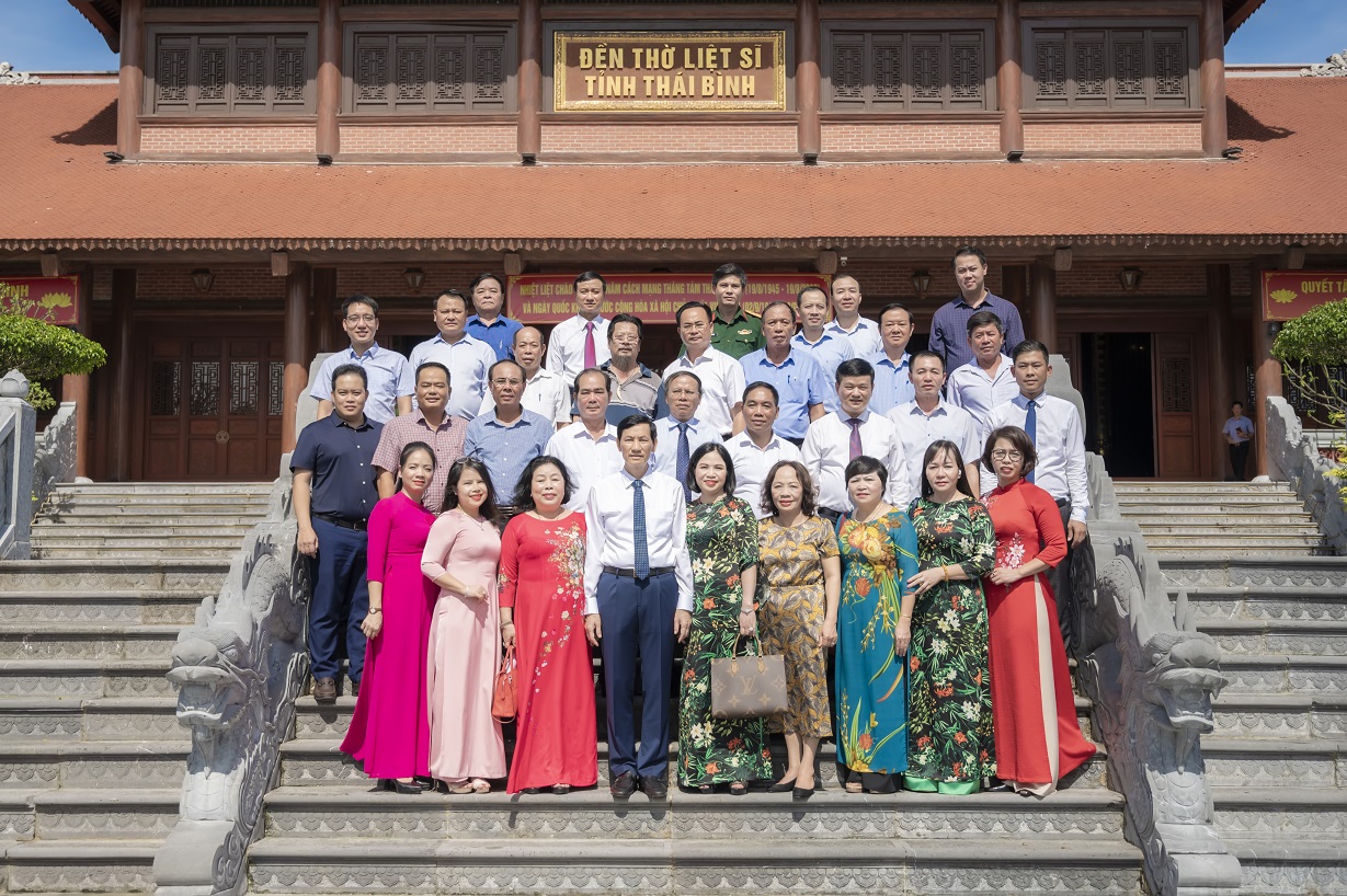 Hiệp hội doanh nghiệp tỉnh cùng các đại diện doanh nghiệp các tỉnh, thành phố đến thăm Đền thờ liệt sĩ tỉnh Thái Bình