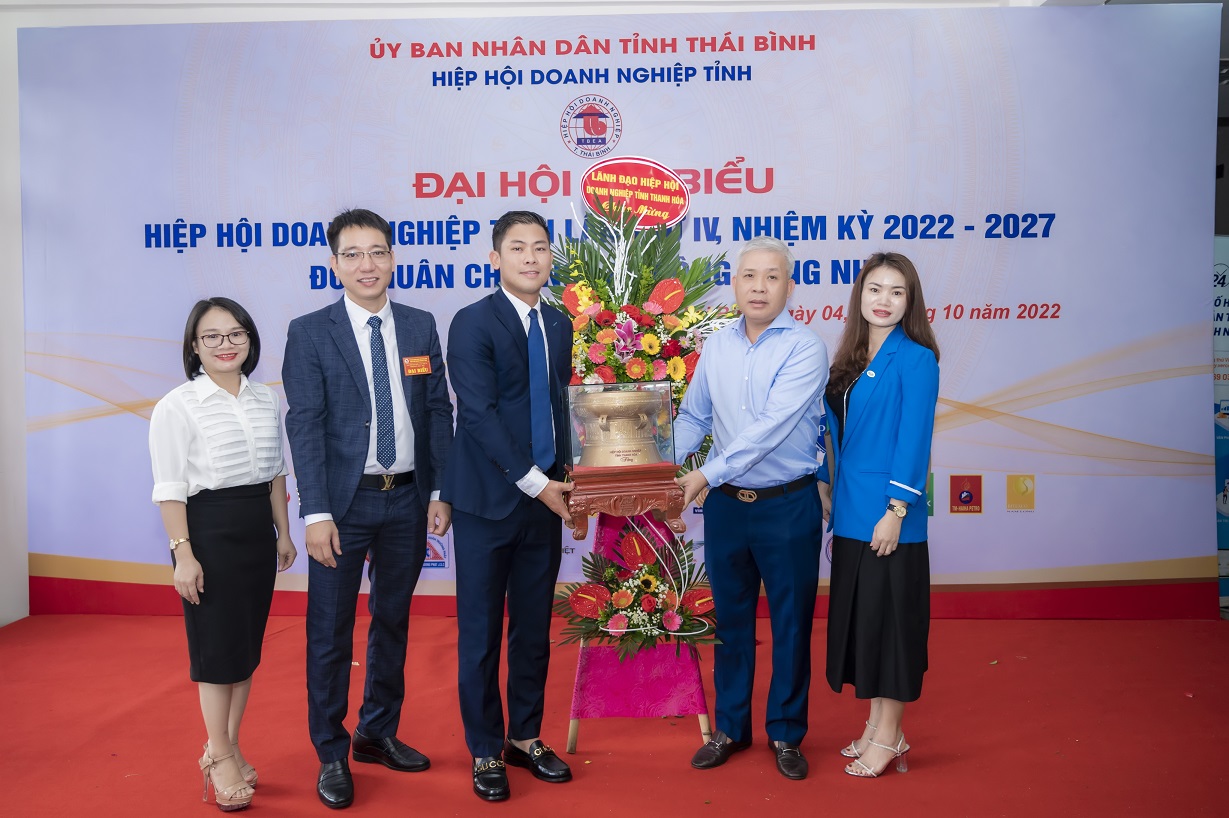 Lãnh đạo Hiệp hội doanh nghiệp tỉnh Thanh Hóa tặng hoa và quà kỷ niệm