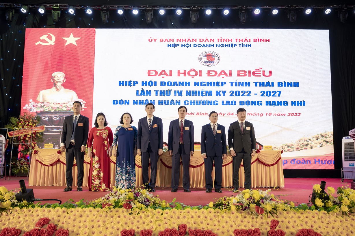 Ông Nguyễn Như Kiên ra mắt (ngoài cùng bên trái) cùng Chủ tịch và các phó chủ tịch Hiệp hội doanh nghiệp tỉnh Thái Bình