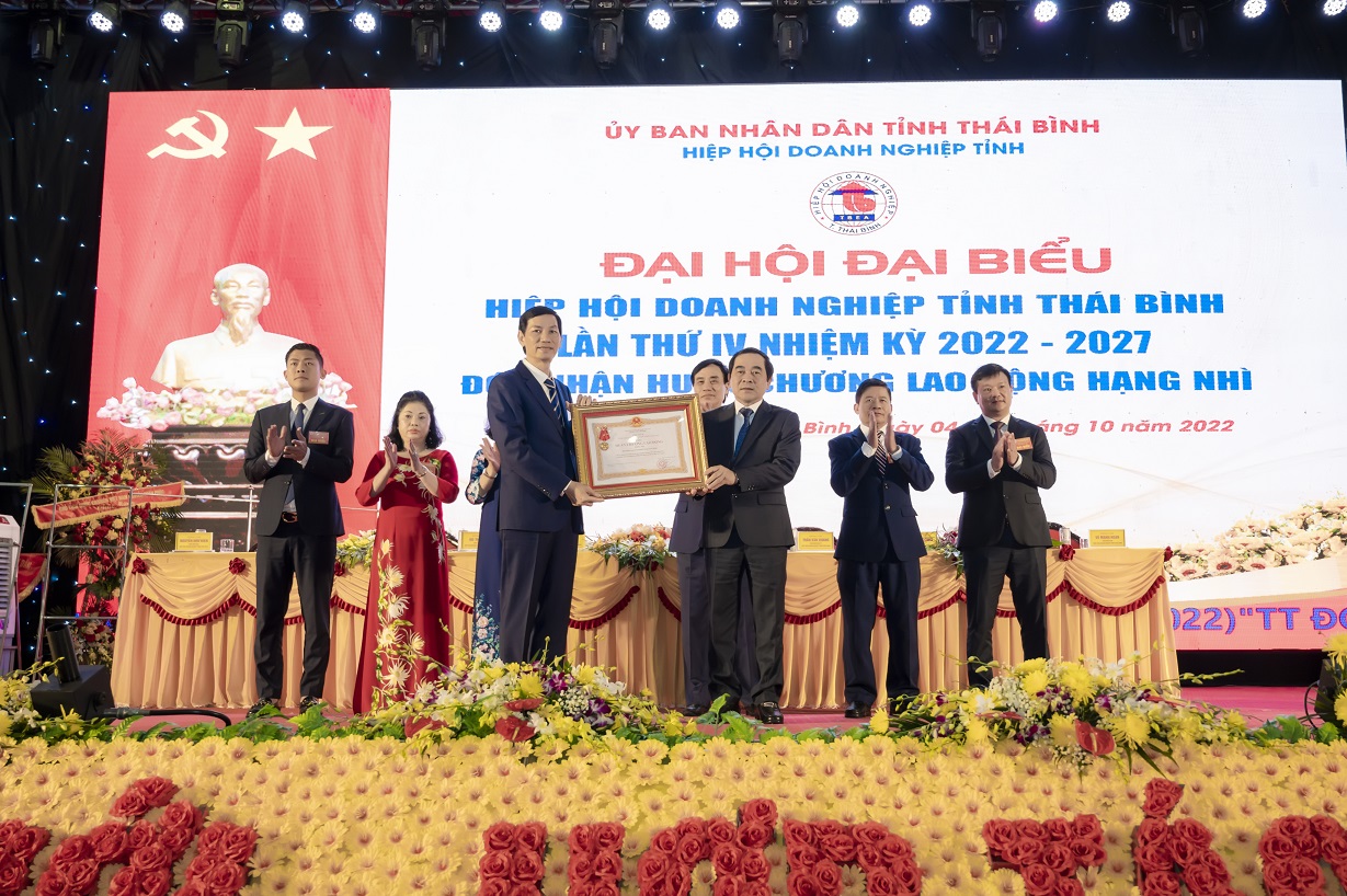 Phó Bí thư thường trực Tỉnh ủy, Chủ tịch HĐND tỉnh Thái Bình Nguyễn Tiến Thành trao Huân chương lao động hạng Nhì cho Hiệp hội doanh nghiệp tỉnh tại đại hội