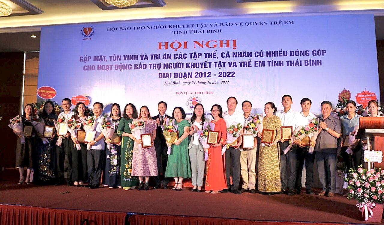 Ông Nguyễn Như Kiên đại diện Lam Sơn Group đón nhận bằng tôn vinh có nhiều đóng góp cho hoạt động bảo trợ người khuyết tật và trẻ em tỉnh Thái Bình 2012-2022
