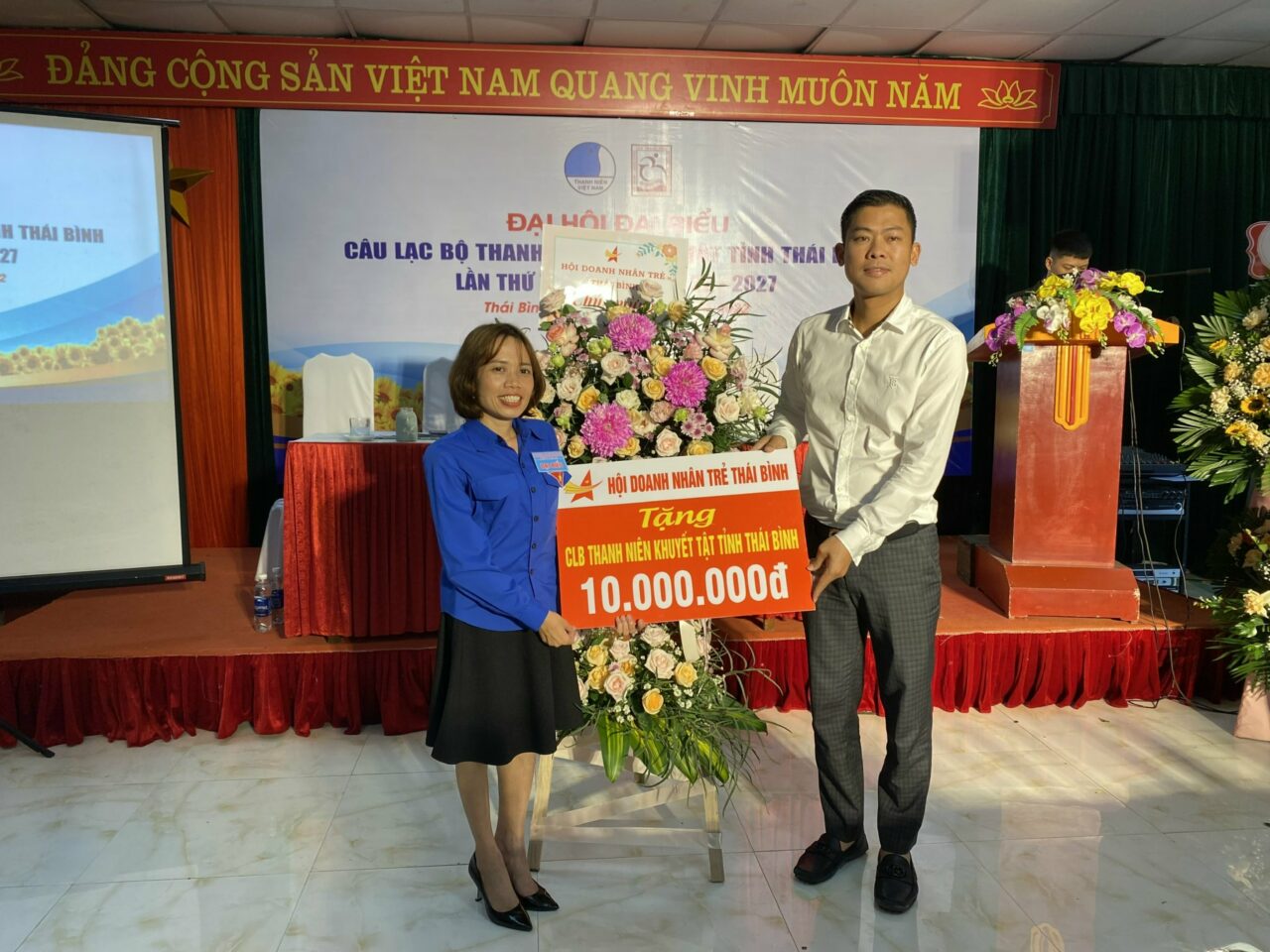 Ông Nguyễn Như Kiên (bên phải) đại diện Hội doanh nhân trẻ tỉnh Thái Bình tặng 10 triệu đồng ủng hộ